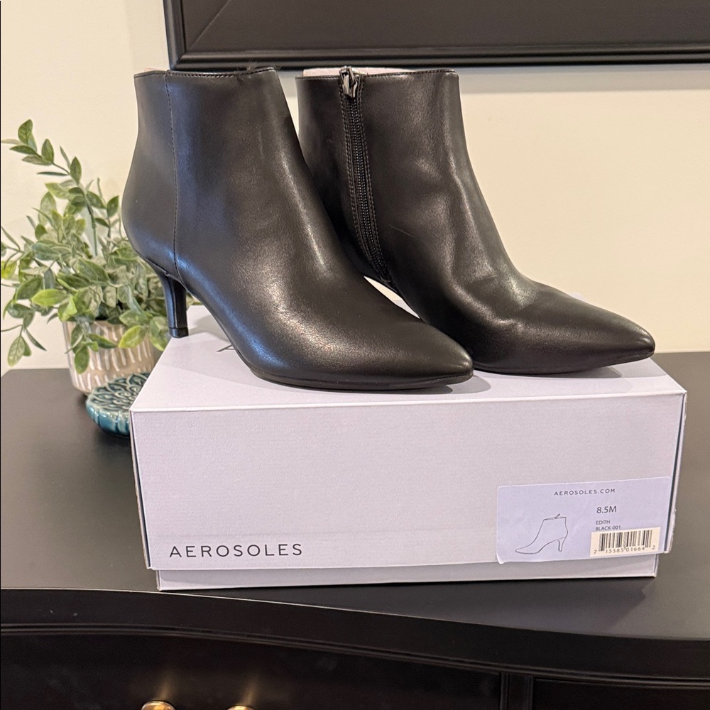 AEROSOLES Women's Sleek Black Ankle Booties